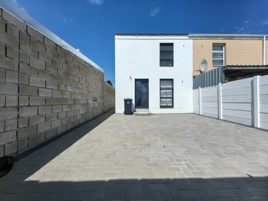 2 Bedroom Property for Sale in Eastridge Western Cape